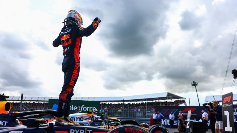 La toute première victoire de Verstappen à Silverstone permet à Red Bull de remporter sa 11e victoire consécutive ;  un record partagé avec McLaren