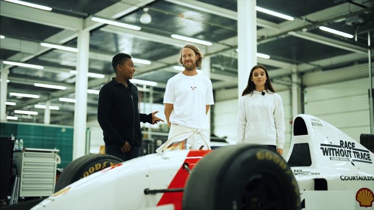 Les F1 Juniors Zac et Scarlett discutent avec le quadruple champion du monde Sebastian Vettel de sa vie après la F1 et de son aventure Race without Trace.