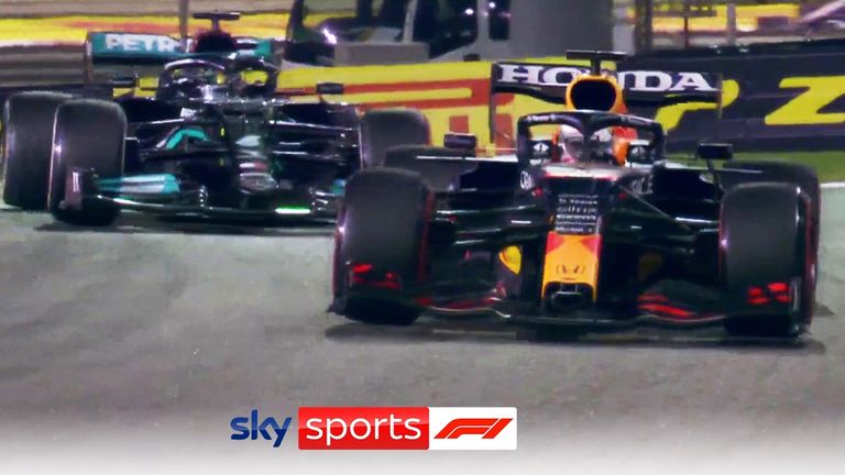 Max Verstappen dépasse Lewis Hamilton dans le dernier tour à Abu Dhabi pour remporter le championnat de F1 2021 !