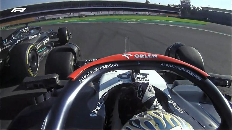Regardez à bord Daniel Ricciardo d'Alpha Tauri traquer George Russell dans la Mercedes au cours du dernier tour du GP du Mexique.