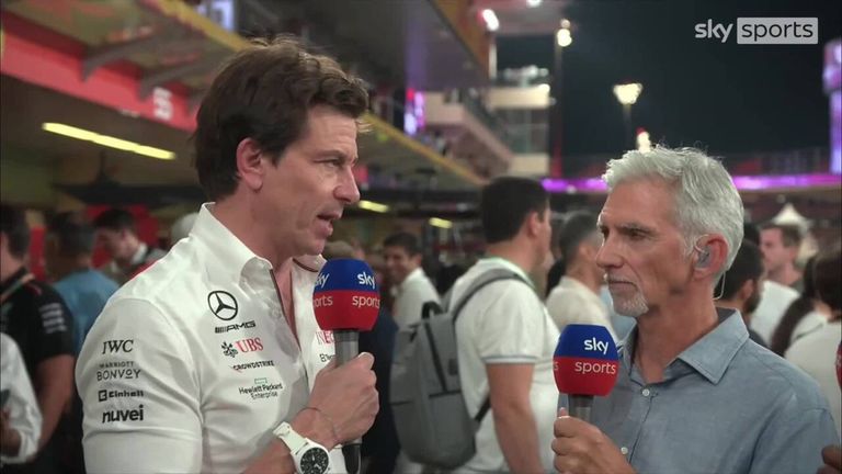 Le directeur de l'équipe Mercedes, Toto Wolff, félicite George Russell pour sa performance 