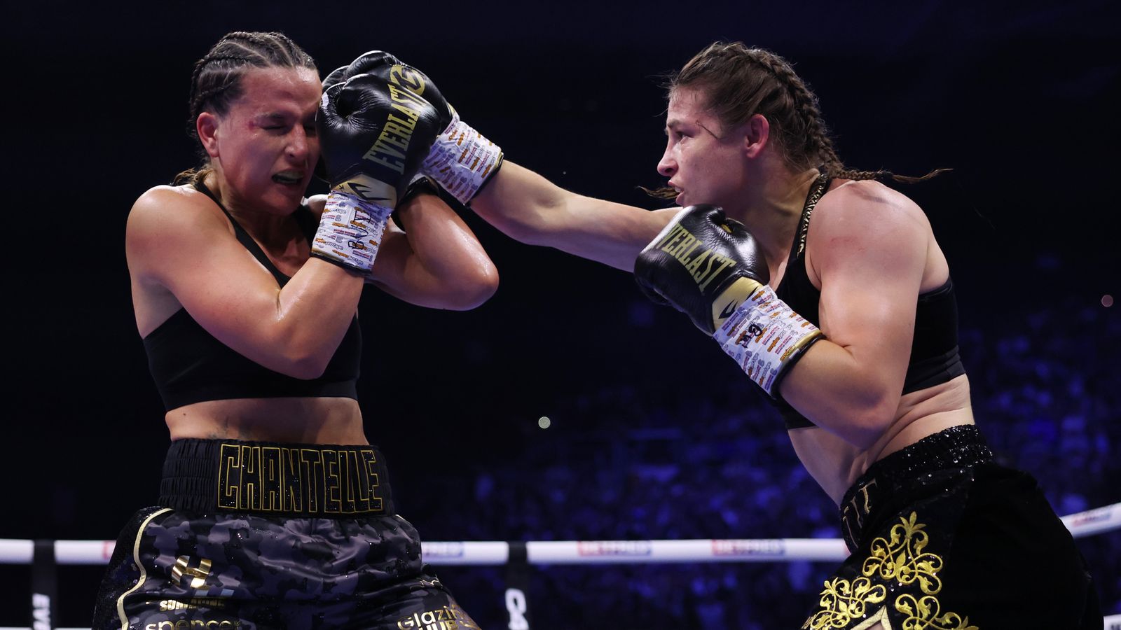 Dublin, Ireland - November 25: Katie Taylor v Chantelle Cameron, Undisputed Super-Lightweight World Title Fight..25 November 2023.Picture By Mark Robinson Matchroom Boxing.