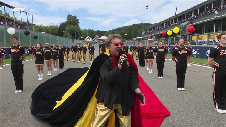 Antoine Delie chante l'hymne national au Grand Prix de Belgique
