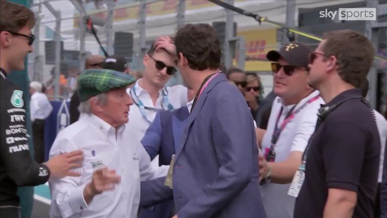 Sir Jackie Stewart défie les gardes de sécurité (et George Russell) d'attraper Roger Federer pour le faire parler à Martin Brundle...