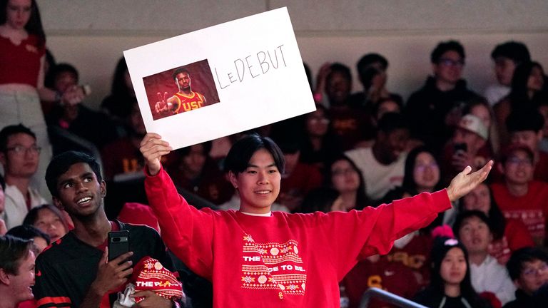 Un fan brandit une pancarte pour Bronny James avant le match de l'USC