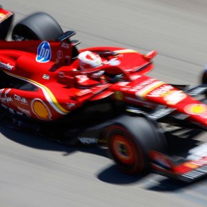 GP d'Émilie-Romagne : Charles Leclerc en tête des essais 2 pour une Ferrari améliorée, les difficultés de Max Verstappen se poursuivent